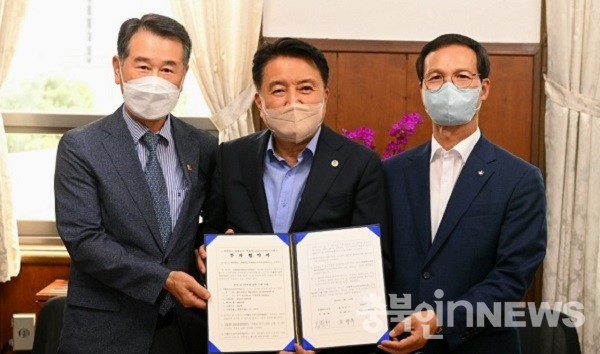 (왼쪽부터) 전영옥 대표이사, 김영환 충북도지사, 조병옥 음성군수.(사진제공=음성군청)