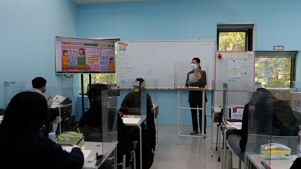 예룸예술학교 (고등)학생들이 과학수업을 받고 있다.