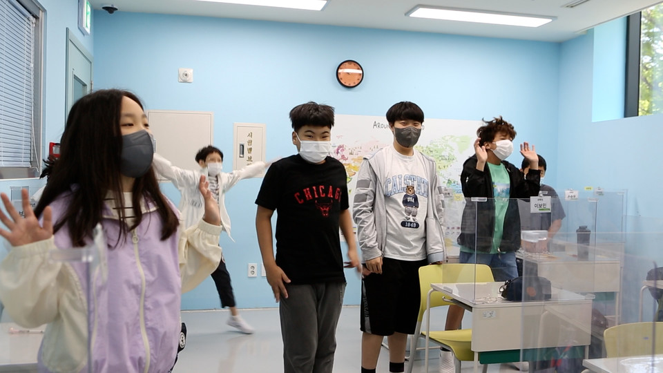 예룸예술학교 초등학생들의 영어수업 시간.