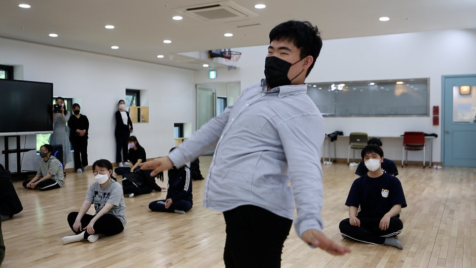 무용시간에 학생들이 자신의 감정을 몸으로 표현하고 있다. 