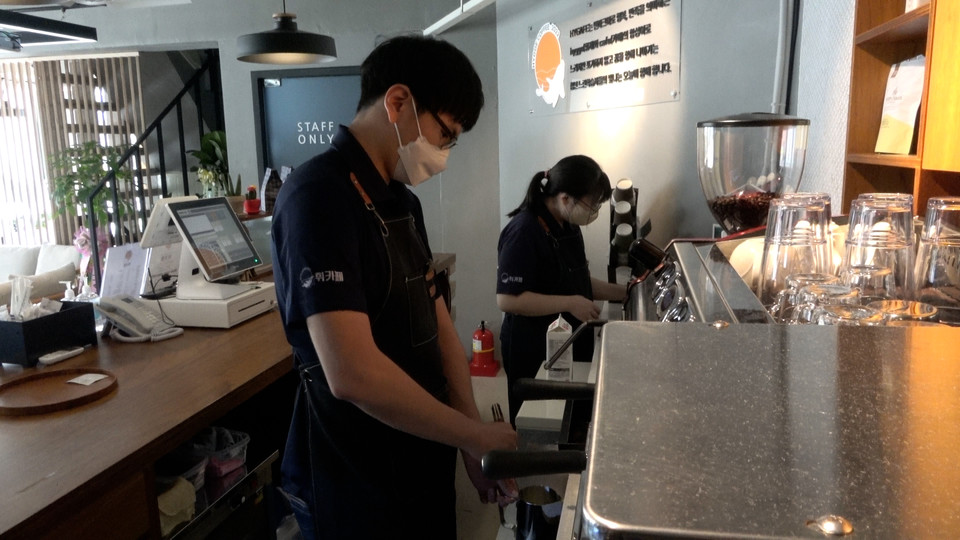 '휘카페'에서 느린학습자 청년들이 커피를 만들고 있다.