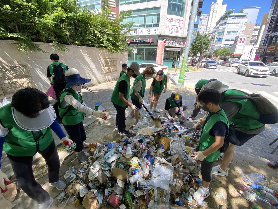 청주충북환경련이 지난 8월 시민들과 함께 강서동 일원에서 2차 '청충줍깅' 캠페인을 진행했다. 참가자들이 수거한 쓰레기의 성상조사를 진행하고 있다. (청주충북환경련 제공) 