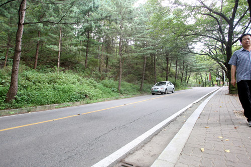 우암산 둘레길 사업은 청주시가 우암산 수동 삼일공원부터 명암동 어린이회관까지 4.2㎞의 둘레길 조성 사업하는 사업이다. 청주시에 따르면 100억원 정도의 사업비를 들여 보행데크 2.3㎞와 경관조명, 편의시설 등을 설치하는 사업이다. (사진 현재 우암산 순환도로  모습_ 