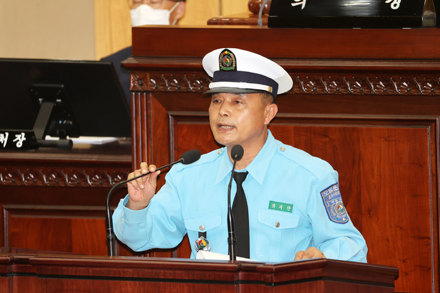 지난 9월 25일 그는 충북도의회제403회 정례회 5분발언을 진행하면서 개인택시기사 복장으로 단상에 올라섰다.