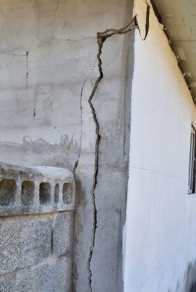 지난 10월 29일 발생한 지진으로 괴산지역 한 주택 외벽에 균열이 생겼다.(뉴시스)