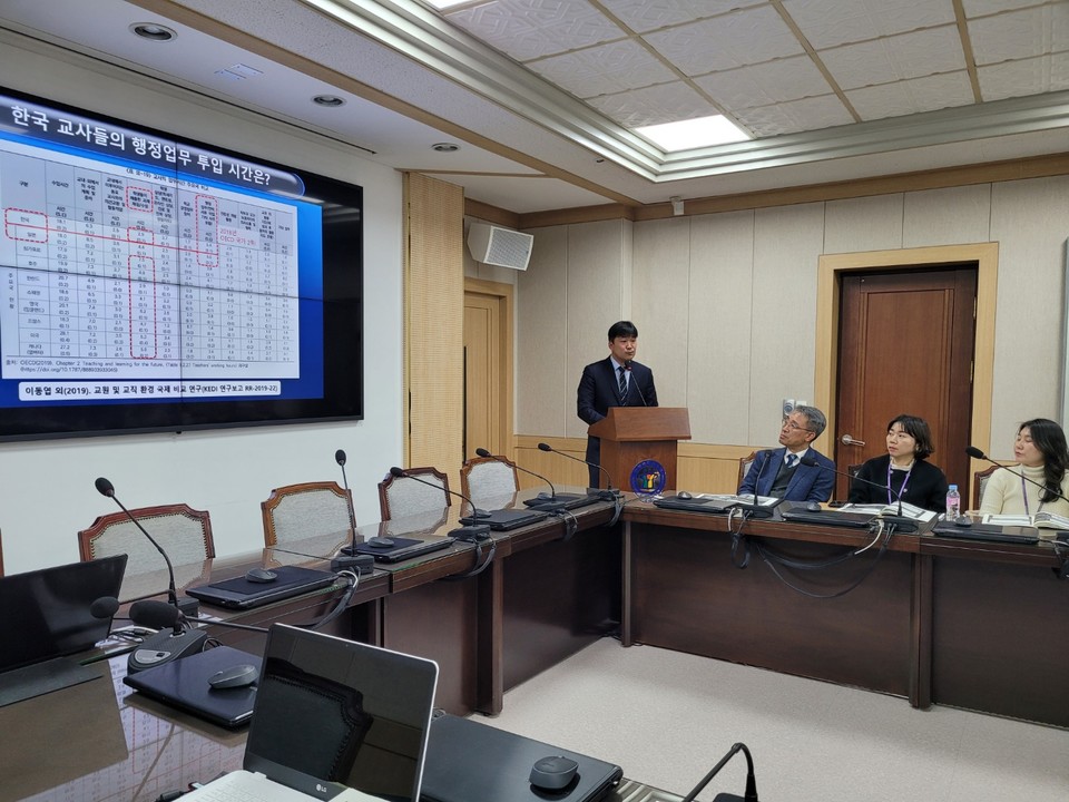 권순형 한국교육개발원(KEDI) 연구위원이 충북교육연구정보원 교육정책연구소가 개최한 충북교육정책아카데미에서 발표를 하고 있다.( 제공)