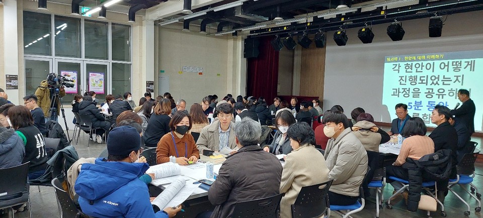 충북연대회의는 22일 ‘지역문제 해결을 위한 시민원탁 토론회’를 열었다.