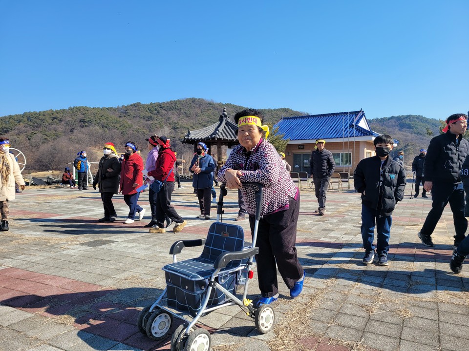 보은읍 용람리에 거주하는 한 할머니가 유아차에 의지해 집회가 열리는 마을광장으로 이동하고 있다.
