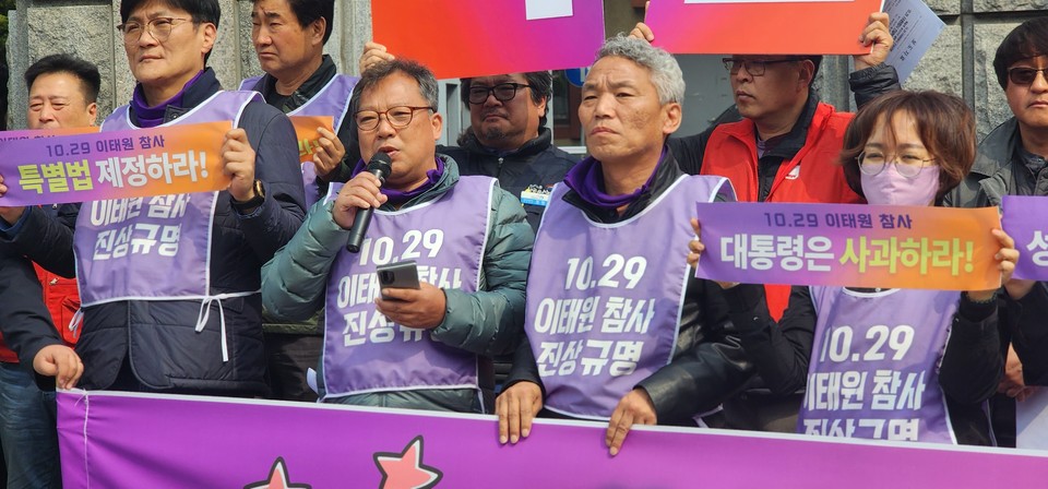 '10.29 진실버스'에 참여한 이태원 참사 유가족들이 발언하고 있다. (좌측부터 오일석 씨, 송진영 씨)  