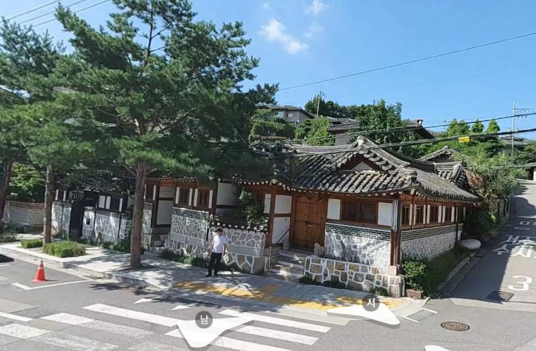 김영환 충북도지사가 지난 해 매각한 서울 종로구 가회동 한옥 전경