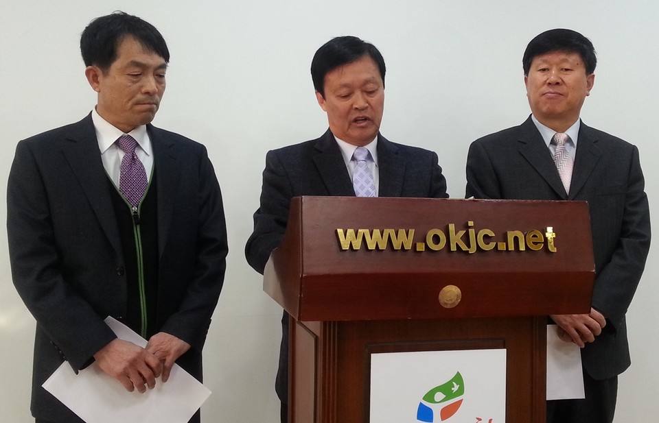 지난 2015년 봉양농협 조합장 선거에 출마한 김기정·이해선·진상권 씨(왼쪽부터)가 기자회견을 열고 당시 홍성주 조합장이 현직의 지위를 이용해 불법 선거운동을 하고 있다고 주장했다.(뉴시스)