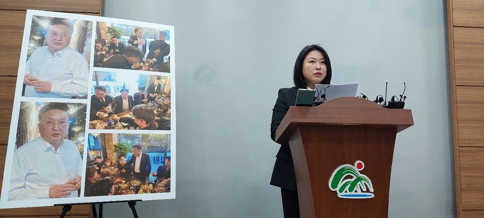 12일 박진희 충북도의원(더불어민주당)은 충북도청에서 기자회견을 열고 논란이 된 술자리에 참석한 동석자들의 증언과 관련 사진을 공개했다.
