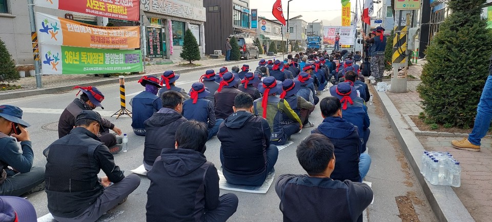 민주노총 충북본부는 지난 13일 제천시 봉양농협 앞에서 노조원 120여명이 참여한 가운데 집회를 열고 홍성주 조합장을 규탄하며 퇴진을 요구했다./최현주 기자.