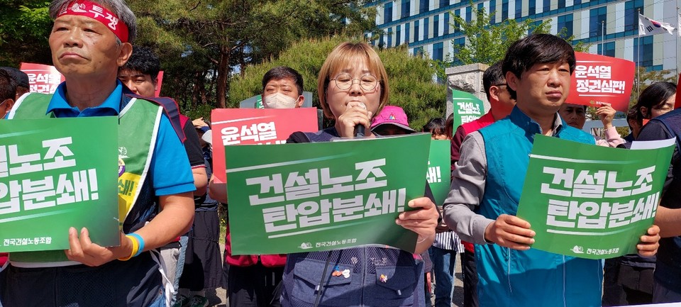 민주노총 충북지역본부 이진희 수석부본부장이 발언을 하고 있다.