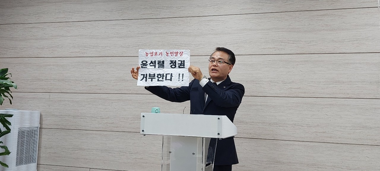 은여울고등학교 학부모 김경준 씨가 기자회견을 열고 자신의 자녀가 정치 선전선동 도구로 이용당했다고 주장하고 있다.