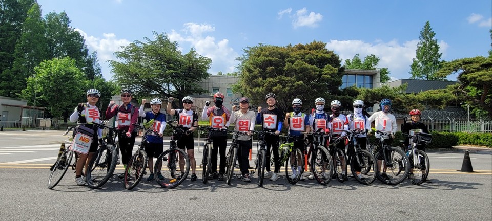 청주충북환경운동연합은 지난달 시민 15명이 참여한 자전거 순례단을 조직, 후쿠시마 방사능 오염수 방류의 위험성을 알리는 캠페인을 진행했다.(청주충북환경련 제공)