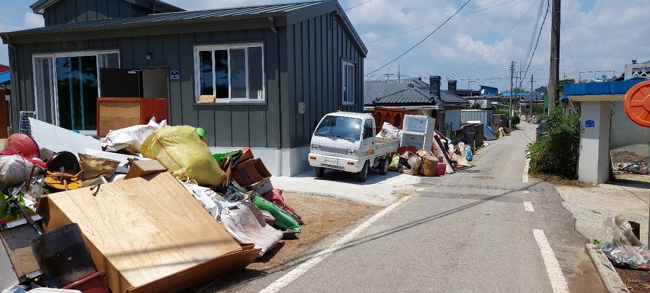 오송읍 서평리와 동평리 경계에 있는 한 마을. 물어잠긴 가구와 생활용품들이 집 앞에 버려져 있다.