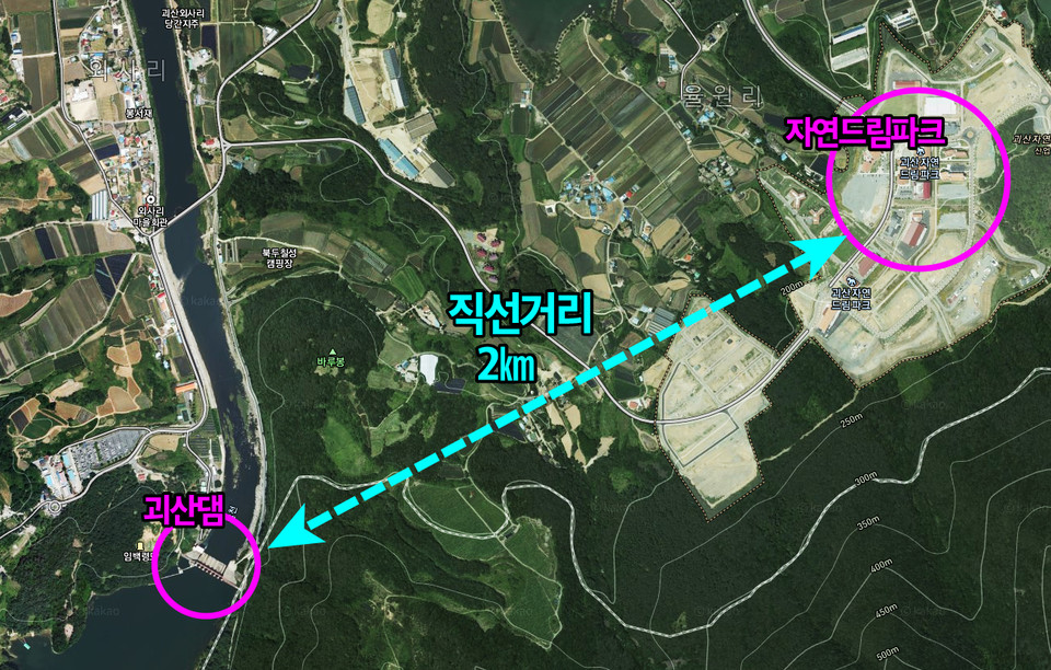 충북도에 따르면 15일 오전 김영환 지사는  수해현장인 괴산댐 (왼쪽 하단 원안)이 아니라 위락시설인 자연드림파크(오른쪽 상단)를 찾는 것으로 돼 있다. 
