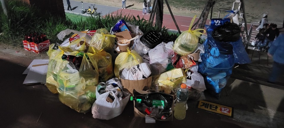 지난 4월 진행된 무심천 푸드트럭축제장에 쓰레기가 모여있는 모습. (충북환경련 제공)