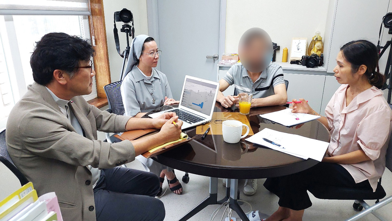 9월 14일 쿠안 씨의 처남과 인터뷰를 진행했다,