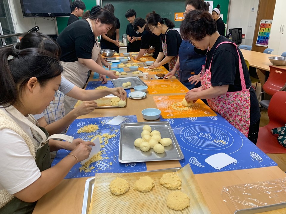 수곡중 학부모회 제공. 수곡동 학부모들이 인근 교육시설에 전달할 빵을 재능기부로 만들고 있다. 
