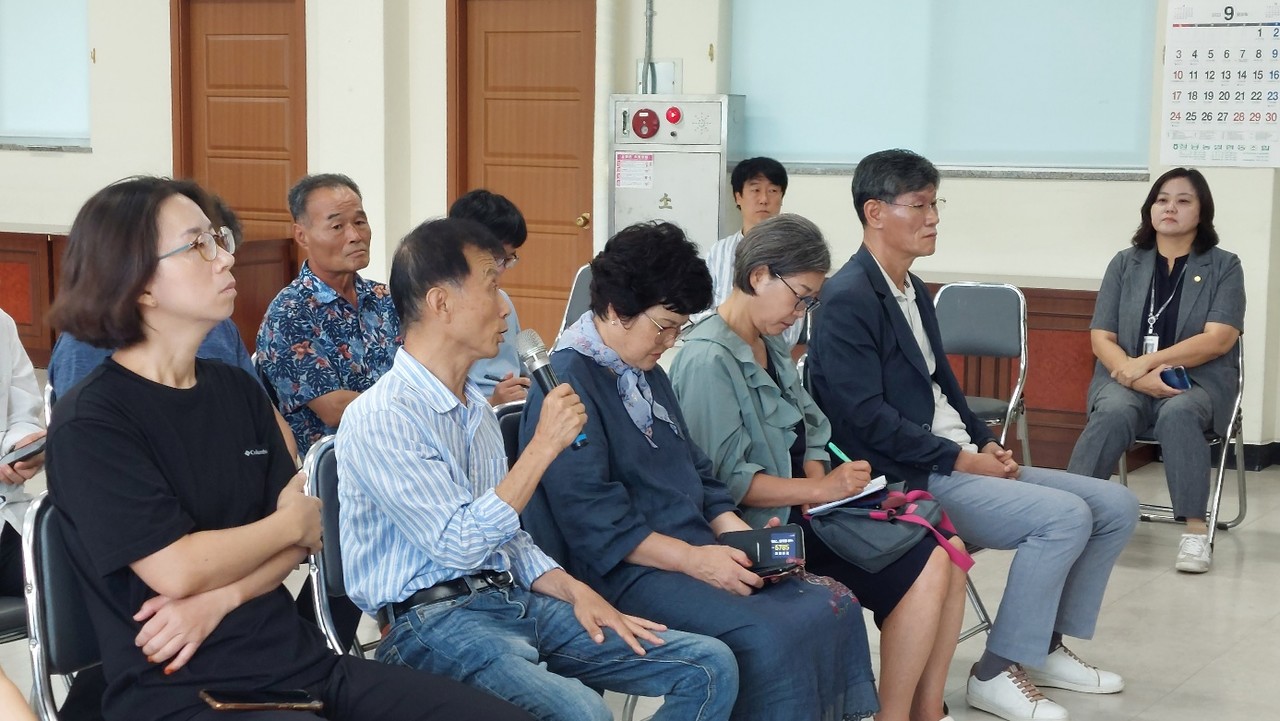 지난 4일 열린 가덕면 주민설명회에서 가덕면발전대책협의회장이자 가덕면 주민인 유장환 씨가 발언을 하고 있다.