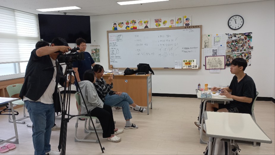 은여울고 학생들이 영상제작을 위해 촬영하고 있는 모습.(은여울고 제공)