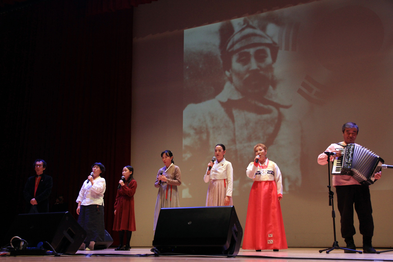 김겐나지·문공자 부부와 산오락회가 공동으로 공연을 하고 있다.(이종은 기자)