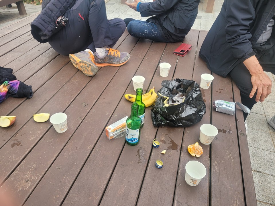 금주 구역인 청남대에서 술을 마시고 있는 일부 관람객들(사진=김남균 기자)