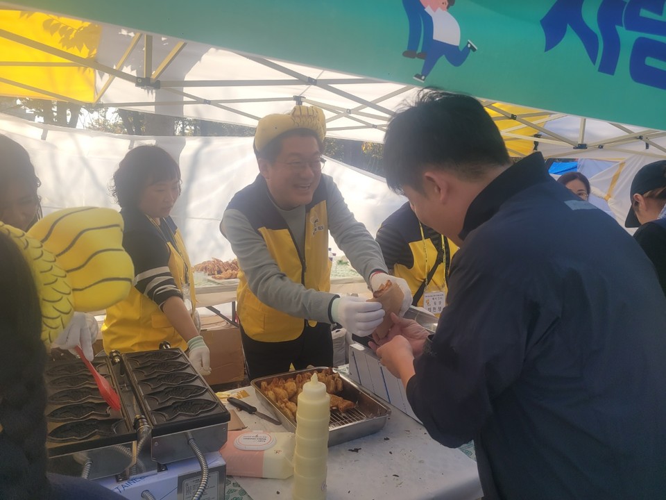 축제에서 김진모 당협위원장이 참가자들에게 붕어빵을 무료로 나눠주고 있다.