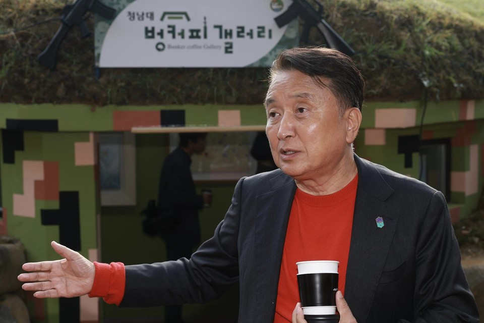김영환 충북도지사가 청남대벙커피갤러리 에서 뽑은 커피를 들고 이야기를 나누고 있다.
