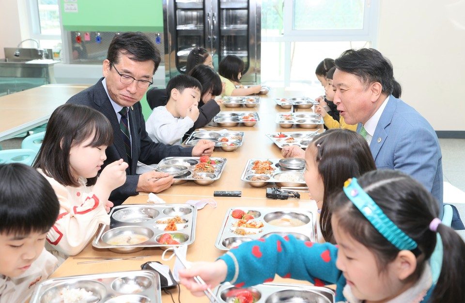 김영환 충북도지사와 윤건영 충북교육감이 지난 3월 단재초등학교에서 2학년 학생들과 식사를 하는 모습.(충북교육청 제공)