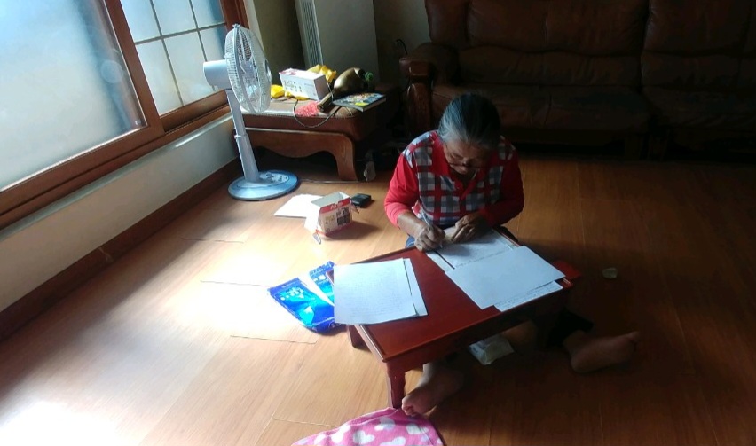 정영자 씨가 자택에서 한글을 배우고 있다. (사진=김지문대표)