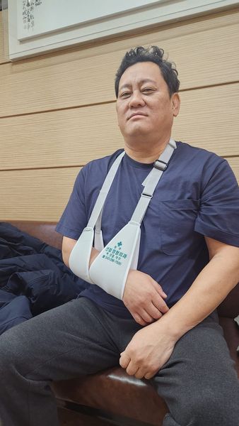 소셜미디어 '태희'의 안태희 기자. 24일 청주 눈썰매장 사고현장을 취재하던 도중 넘어져 부상을 입었다. 