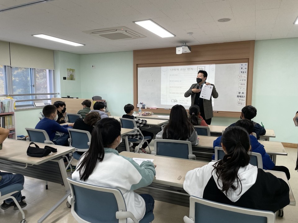 국제교육원 한국어 디딤돌 과정 프로그램에 참여하고 있는 학생들의 모습.(충북교육청 제공)
