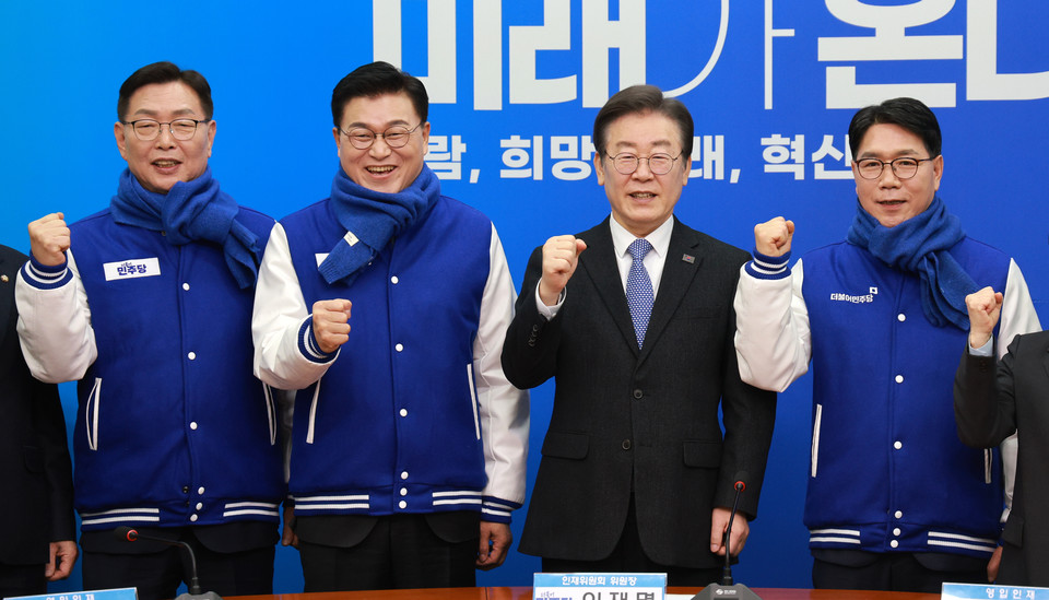 지난 7일 더불어민주당이 영입인재 15호로 발표한 신용한(왼쪽에서 두번째) 전 서원대 교수에 대한 민주당충북지역 인사들의 반발이 확산되고 있다.