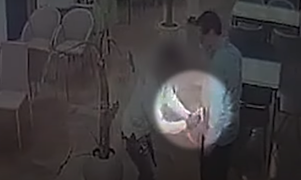 청주시 문의면 소재 한 카페에서 촬영된 CCTV 영상.  영상에는 카페업자 A씨가 정우택 의원에게 돈 봉투를 건네는 모습이 담겨있다. 