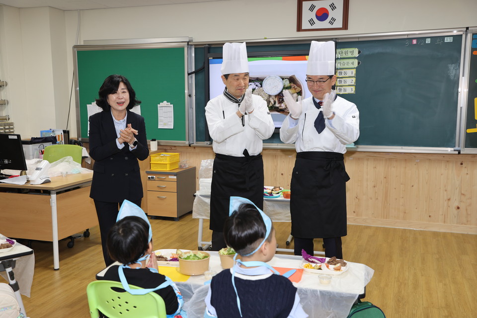 이주호 교육부 장관과 윤건영 충북교육감은 12일 진천상신초등학교를 방문했다.(충북교육청 제공)
