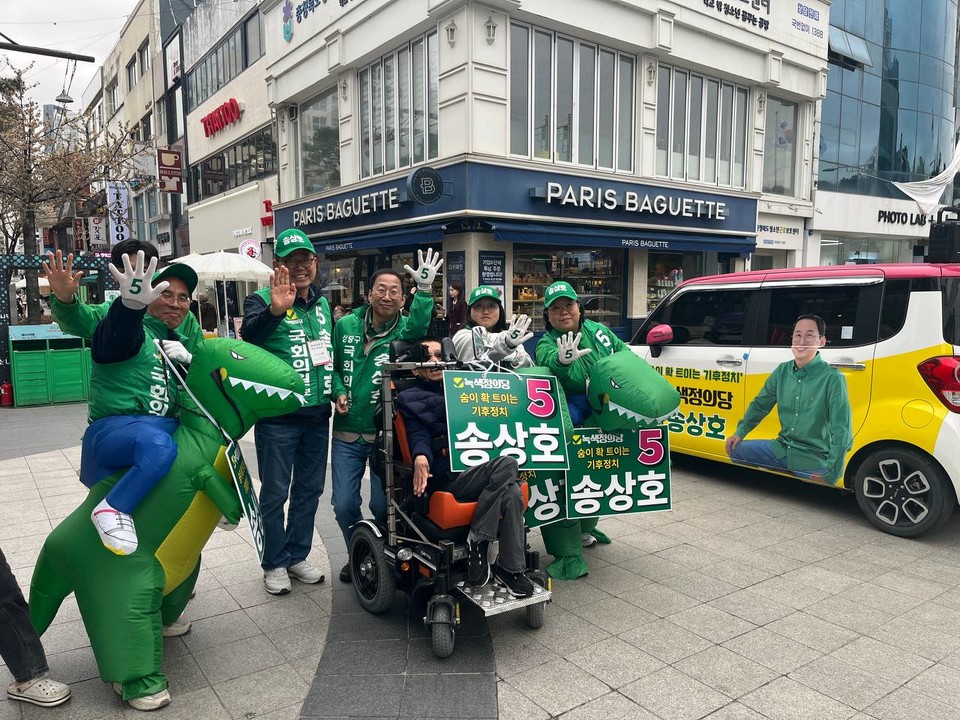 충북지역에서 유일하게 진보정당인 녹색정의당 소속으로 출마한 청주상당 송상호 후보가 거대 양당 틈바구니에서도 차별화된 선거운동으로 안간힘을 쓰고 있다.