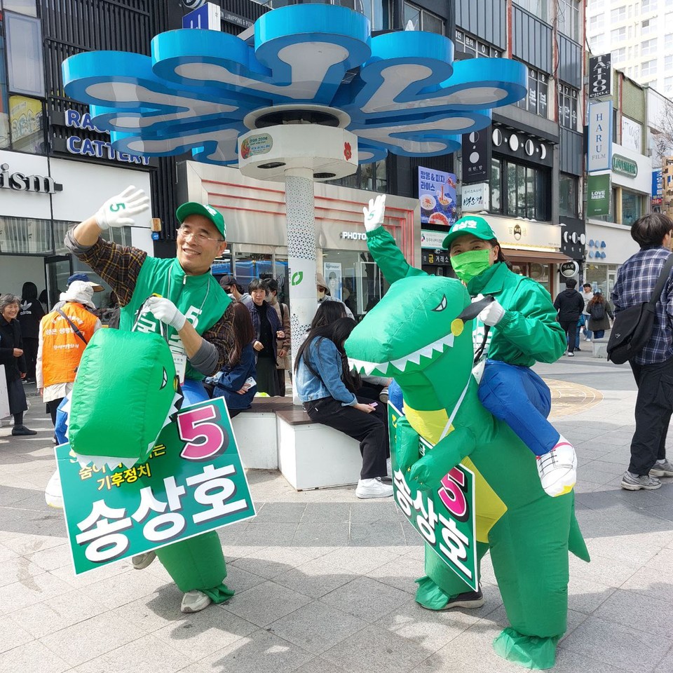 충북지역에서 유일하게 진보정당인 녹색정의당 소속으로 출마한 청주상당 송상호 후보가 거대 양당 틈바구니에서도 차별화된 선거운동으로 안간힘을 쓰고 있다.