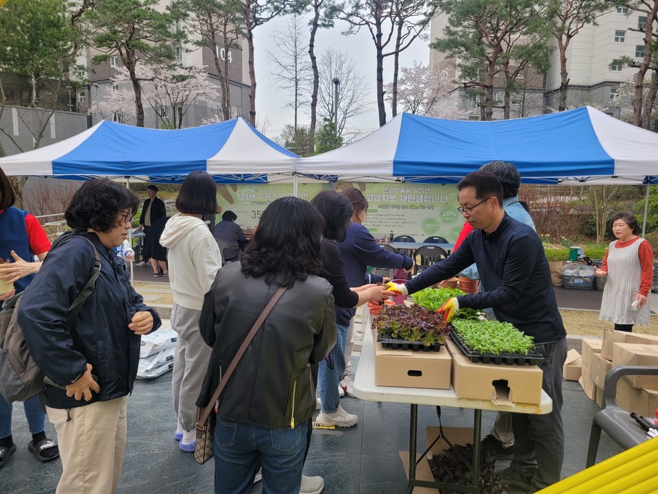 6일 식목일을 맞아 (사)충북사회적기업협의회 청주지회, (사)충북시민재단, ㈜미래이엔티, 청주충북환경운동연합 4개 단체는 자원순환 활동인 ‘자바 캠페인’ 종이분리배출 체험 행사를 진행했다.