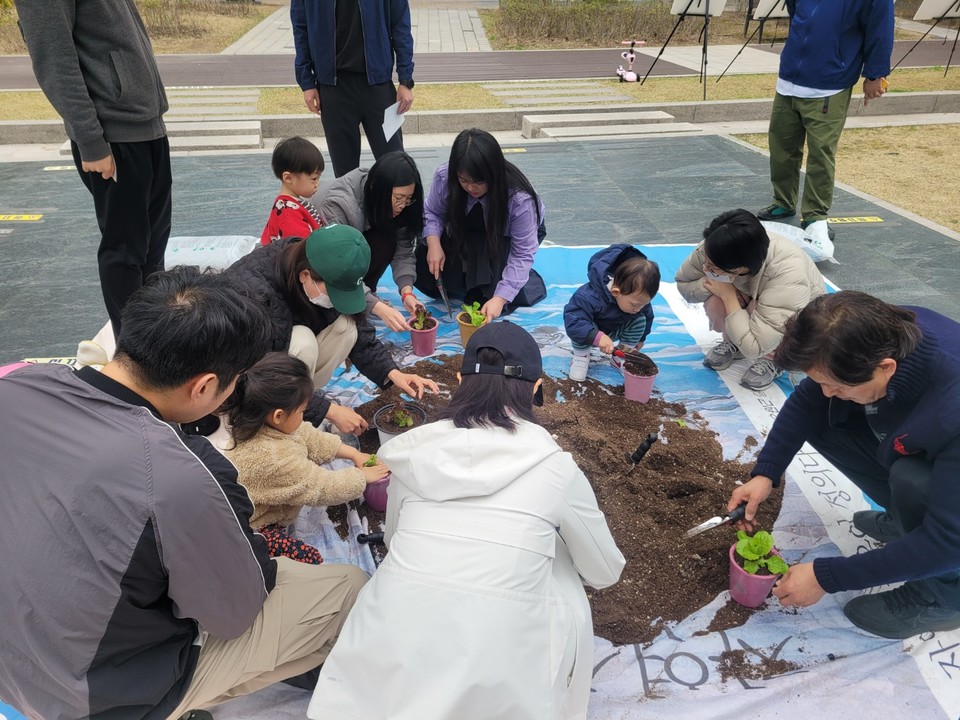 6일 식목일을 맞아 (사)충북사회적기업협의회 청주지회, (사)충북시민재단, ㈜미래이엔티, 청주충북환경운동연합 4개 단체는 자원순환 활동인 ‘자바 캠페인’ 종이분리배출 체험 행사를 진행했다.