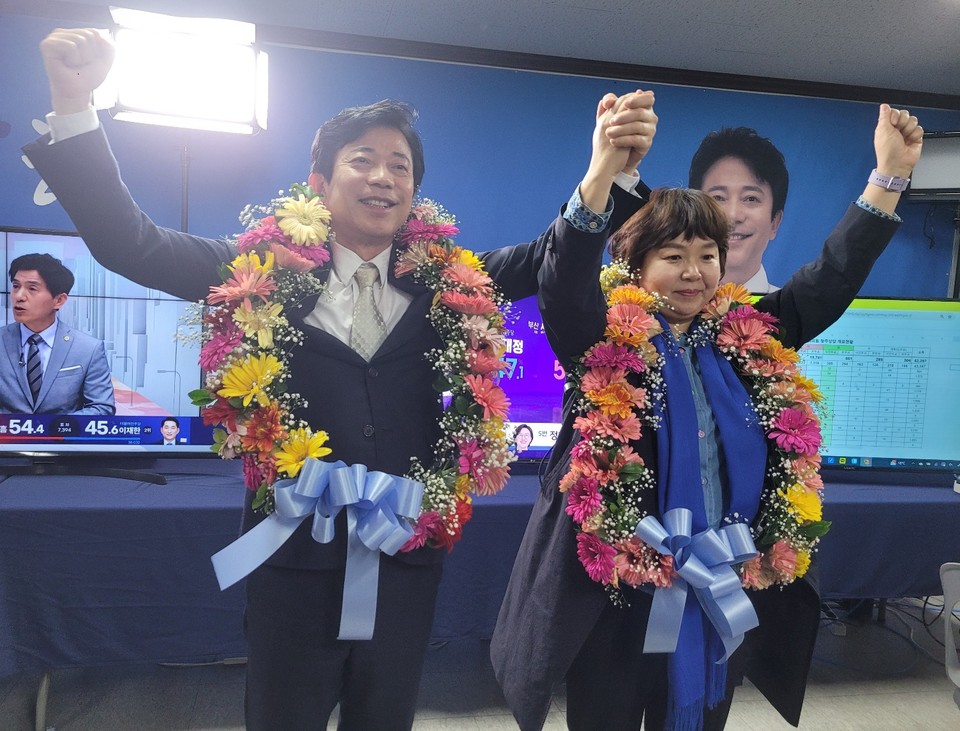 더불어민주당 청주 상당 이강일 후보가 11일 새벽 당선이 확실시되자 축하 인사를 하고 있다.