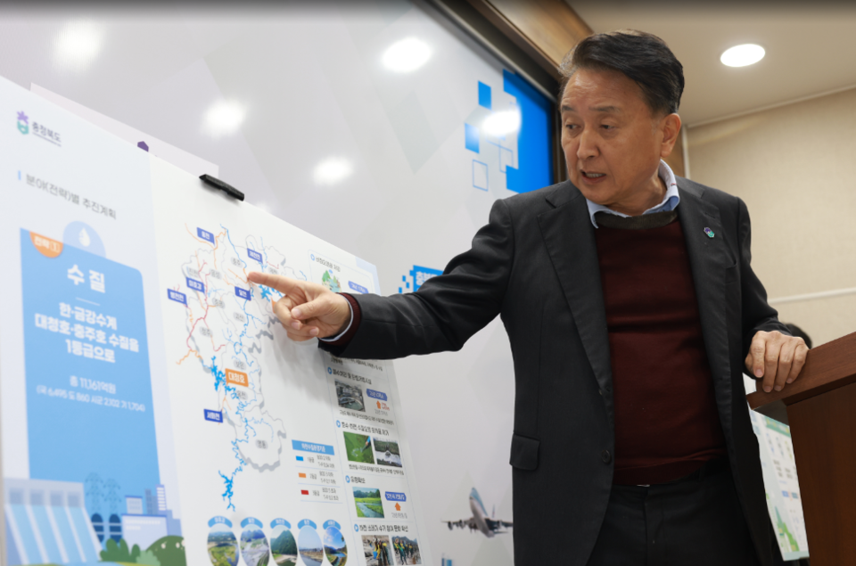 15일 김영환 충북도지사는 도청브리핑룸에서 도정 현안과 관련한 기자회견을 열고, 22대 총선 청주권역 민주당 소속 당선인에게 도정 현안에 대한 협조를 요청하겠다고 밝혔다. (사진 : 충북인뉴스 DB)