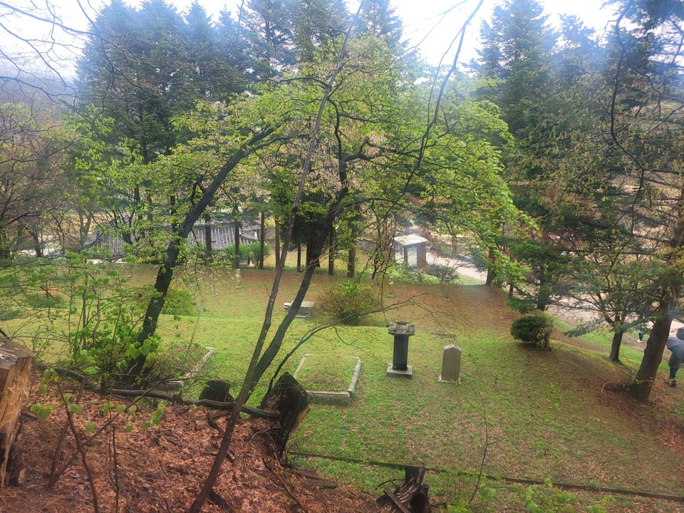 청주시 상당구 산성동 138번지에 조성된 친일파 민영휘의 아들 민천식 부부의 무덤. 조선신탁주식회사 명의로 등기가 되어 있었지만 2019년 본보 보도이후 2022년 친일재산환수법에 따라 국가에 귀속됐다. (사진=김남균 기자)