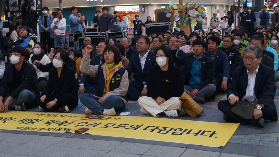 문화제 참석자들이 사회적 참사 진상규명을 촉구하는 구호를 외치고 있다. 