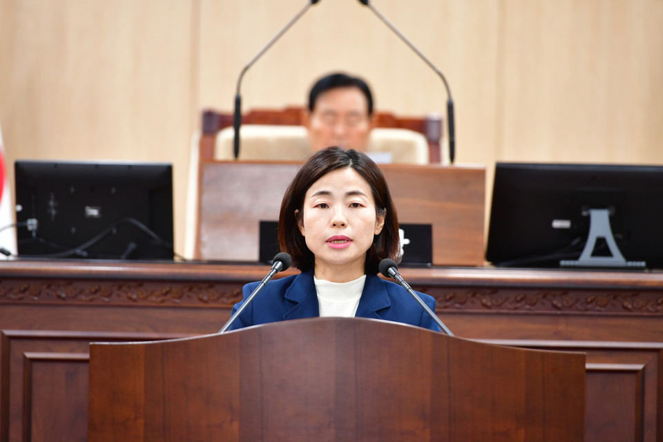 정연숙(더불어민주당) 청주시의원이 22일 제86회 임시회 5분 발언을 통해 담배 꽁초 무단투기의 문제점을 지적하고 대책 마련을 촉구했다. (사진=청주시의회 제공)