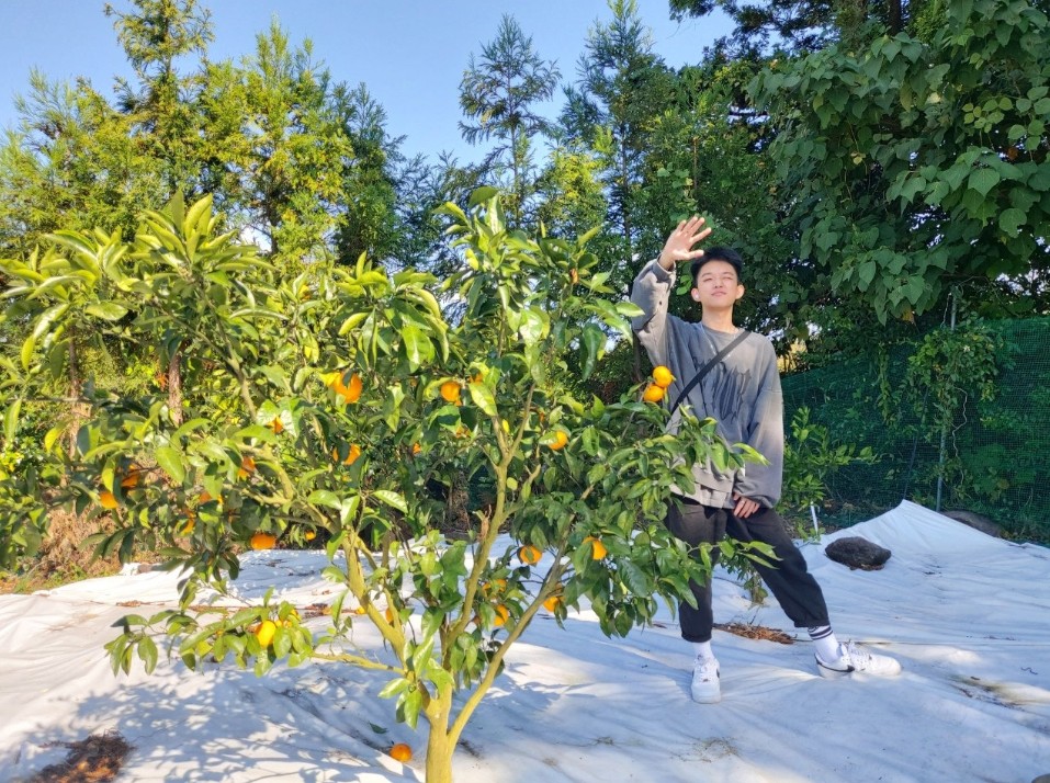 이발레리 학생이 청주새날학교 체험학습 활동 중 기념 촬영을 하고 있다.(청주새날학교 제공)