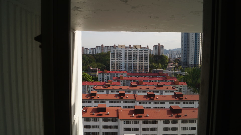 산남주공3단지 아파트 창문에서 대림2차아파트와 5층 4개동 아파트(짙은 빨강 지붕)가 보인다.
