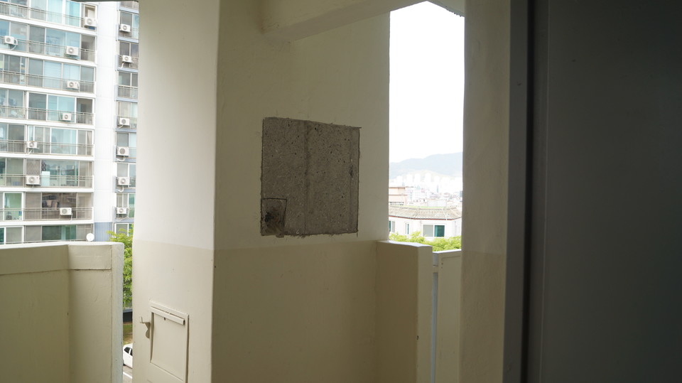 아파트 복도에 안전 진단 조사 중인 내벽 모습.